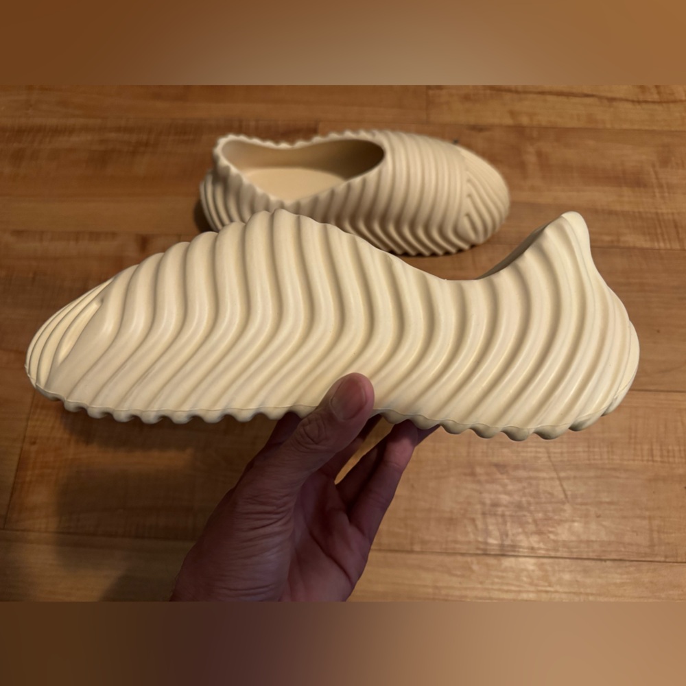 Maze Runner Deezy Slip-On Shoes Sz 10 Off White Tan
